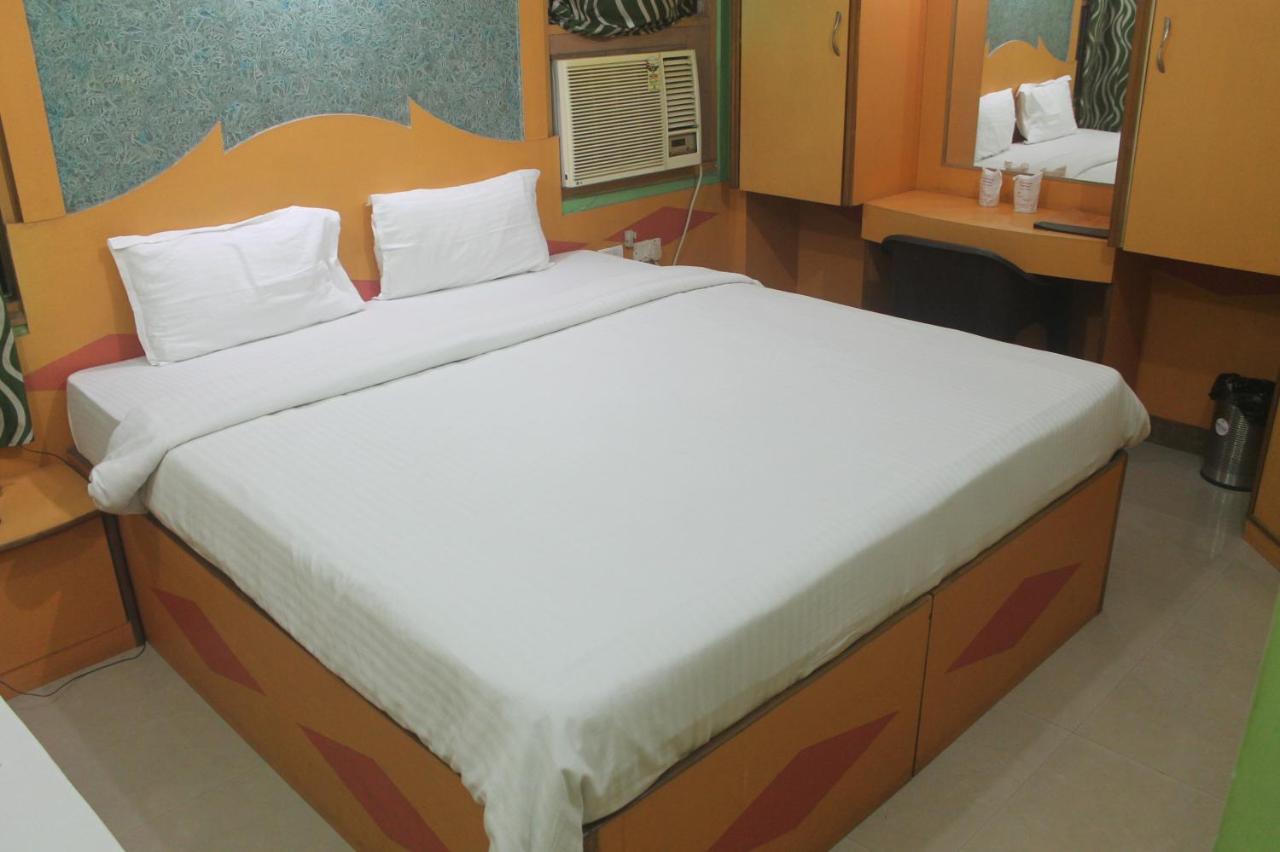 Hotel Haifa Варанаси Екстериор снимка