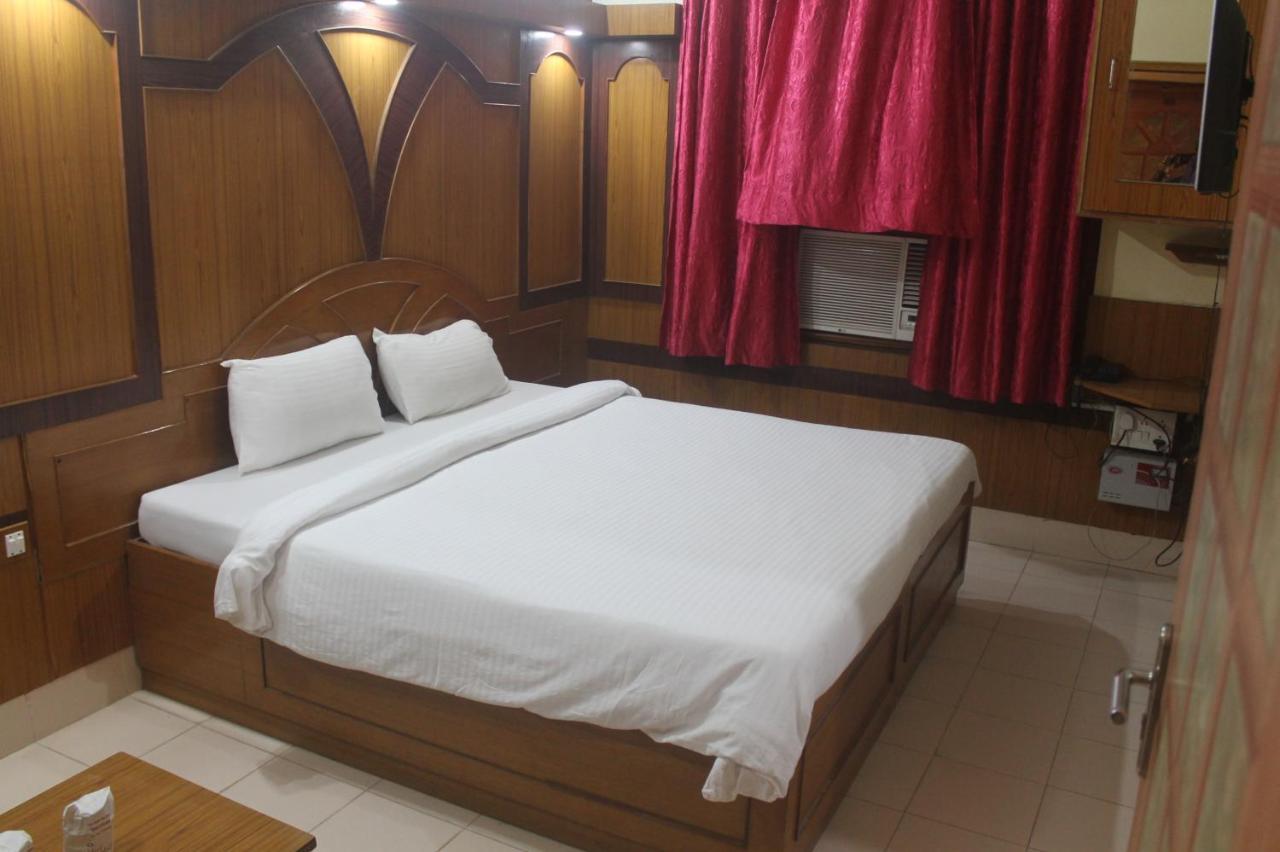 Hotel Haifa Варанаси Екстериор снимка