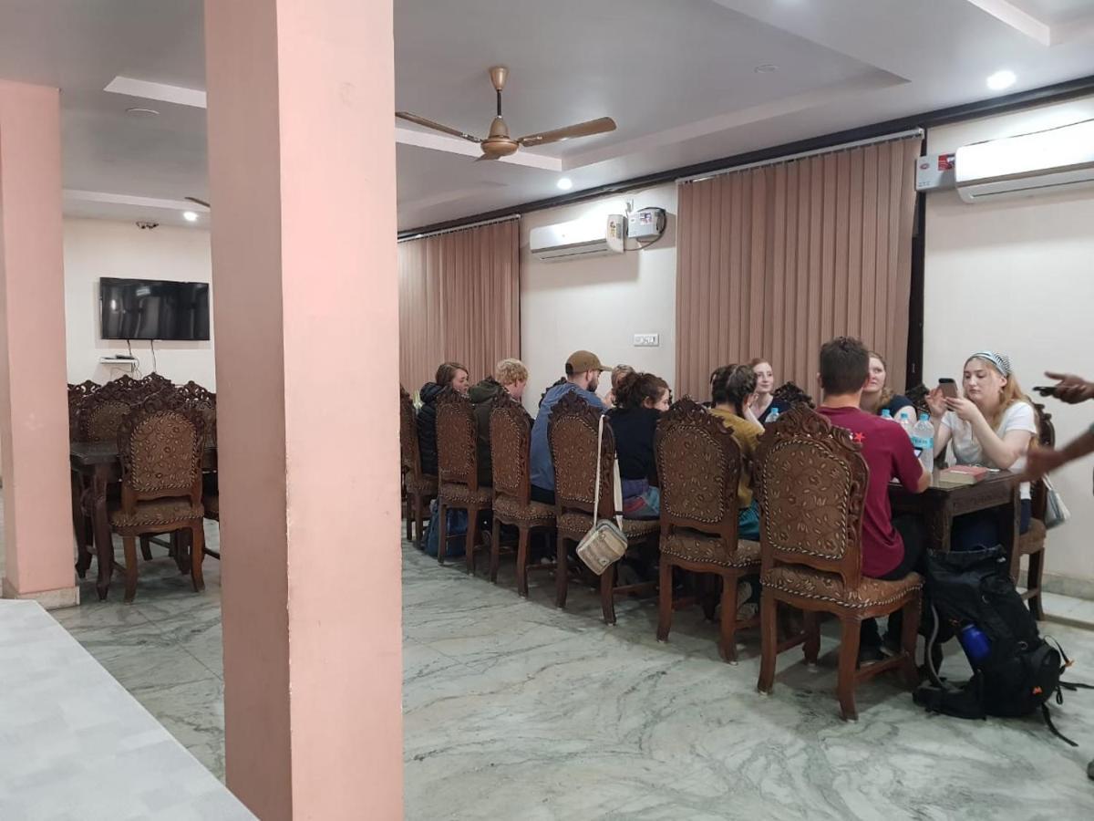 Hotel Haifa Варанаси Екстериор снимка